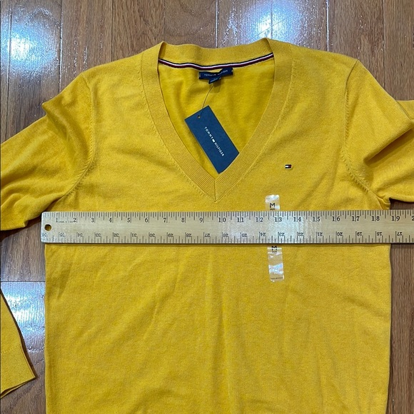 Tommy Hilfiger NWT Men's Dark Yellow V-Neck Sweater Size Medium Lightweight - Picture 4 of 13